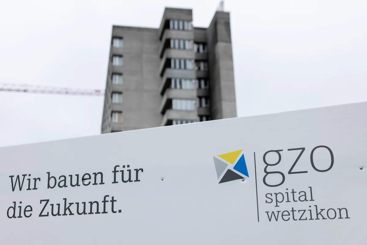 Wie die Zukunft des GZO Spitals Wetzikon aussieht, ist seit Donnerstagmorgen offen. Ein Schild mit der Aufschrift Wir bauen für die Zukunft.